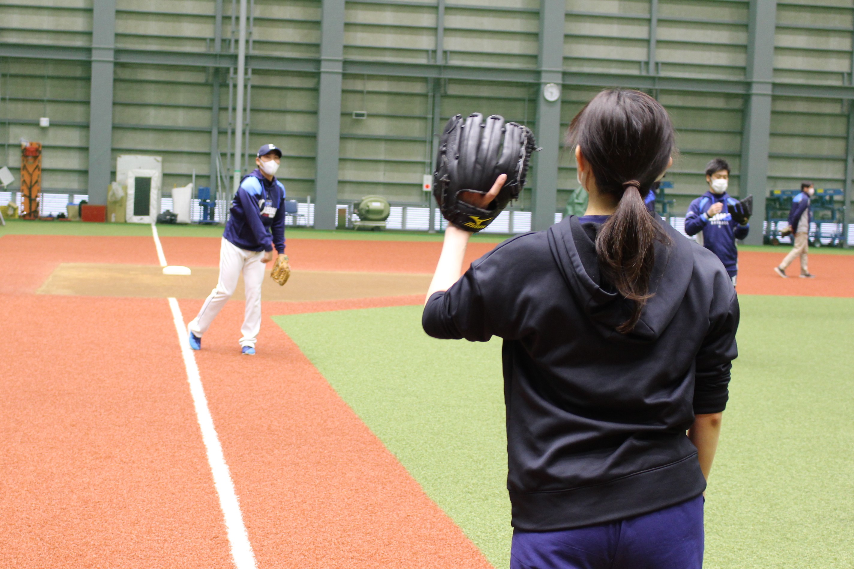 野球未経験 女性広報も左中間へライナー性の打球 元プロ選手から指導を受けられる オープンレッスン の魅力 ベースボールチャンネル Baseball Channel