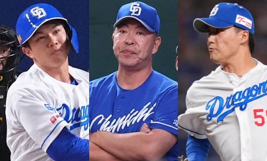 (左から)中日・福永裕基 、井上一樹監督、齋藤綱記