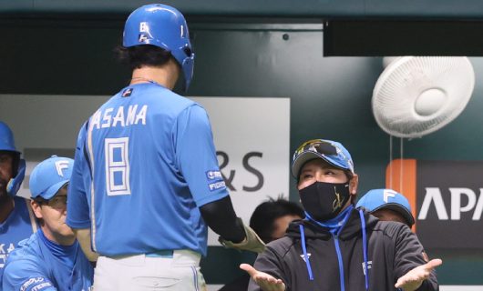 （左から）日本ハム・淺間大基、新庄剛志監督