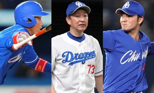 （左から）中日・加藤翔平、立浪和義監督、砂田毅樹