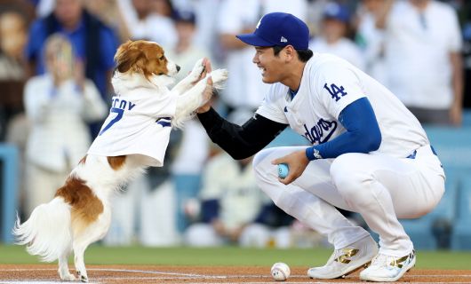 ドジャース・大谷翔平と愛犬のデコピン