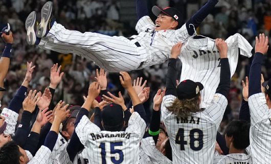 胴上げされる侍ジャパン・井端弘和監督