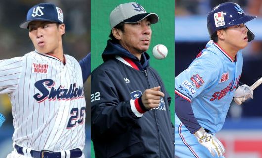 （左から）ヤクルト・山野太一、高津臣吾監督、赤羽由紘