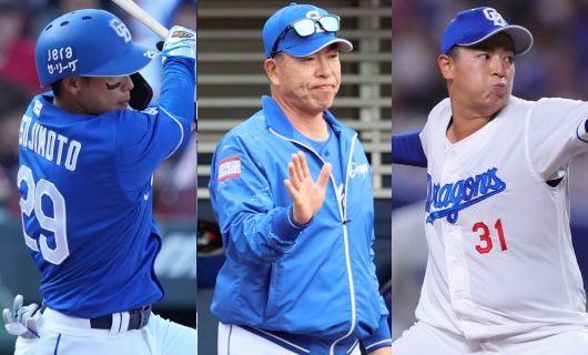 （左から）中日・辻本倫太郎、井上一樹監督、仲地礼亜