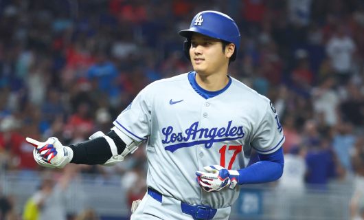 マイアミ・マーリンズ戦に「1番・指名打者(DH)」でスタメン出場し、第10号ソロホームランを放つロサンゼルス・ドジャースの大谷翔平選手