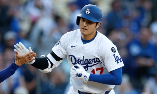 オークランド・アスレチックス戦に「1番・指名打者(DH)」でスタメン出場し、第13号先頭打者ホームランを放つロサンゼルス・ドジャースの大谷翔平選手