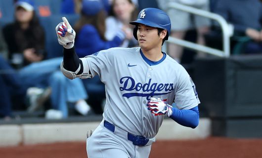 ニューヨーク・メッツの千賀滉大投手から第18号ソロ本塁打を放つロサンゼルス・ドジャースの大谷翔平選手