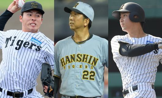 (左から)阪神タイガースの椎葉剛、藤川球児監督、井坪陽生