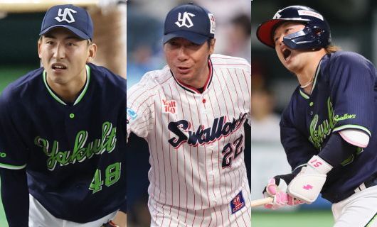 （左から）東京ヤクルトスワローズの金久保優斗、高津臣吾監督、濱田太貴